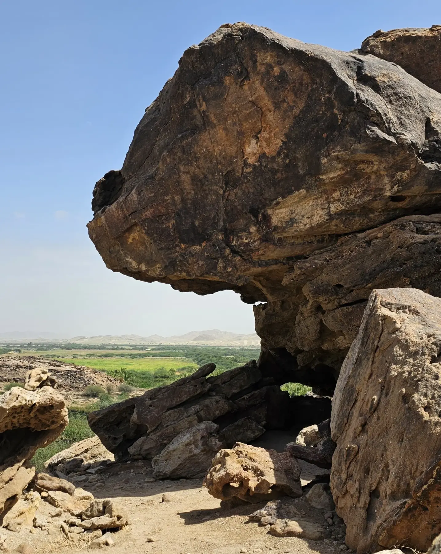 الصخرة التاريخية على طريق الهجرة