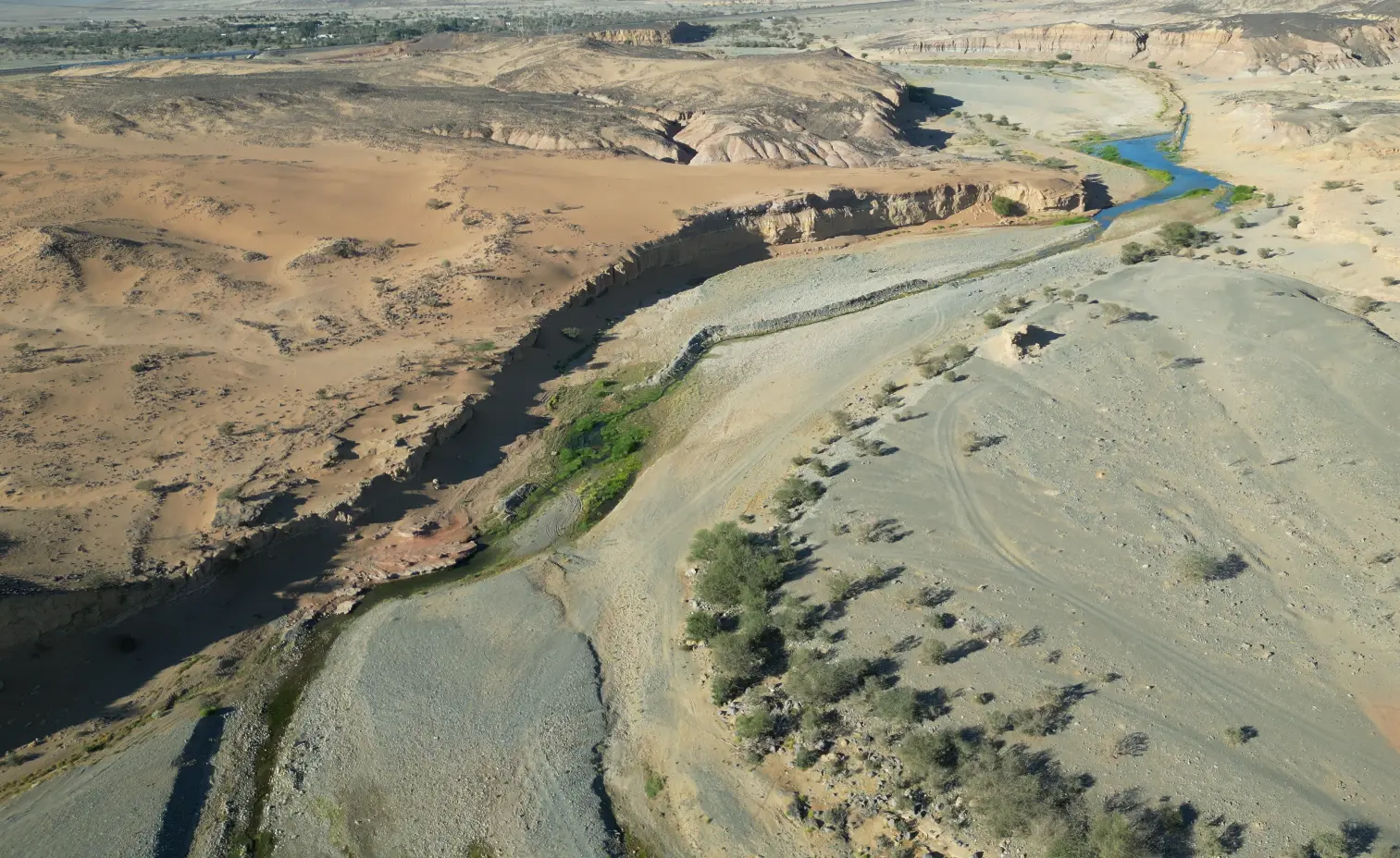 ماء أحياء بين تضاريس طريق الهجرة
